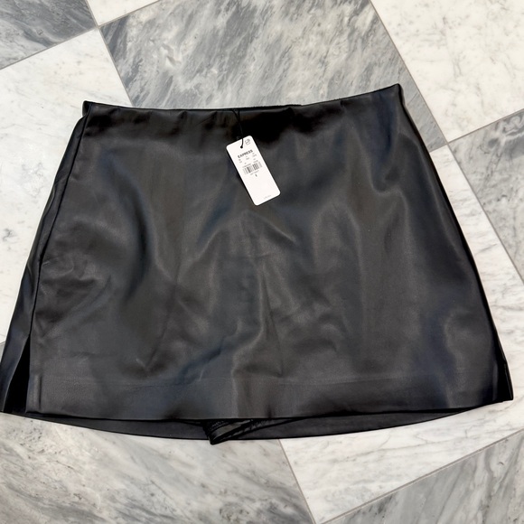 NWT Express Super High Waisted Faux Leather Mini-Skort - Picture 3 of 4